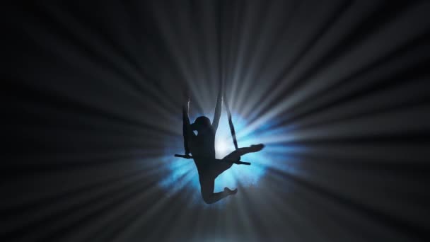 現代の振付とアクロバットクリエイティブ広告コンセプト 黒い背景スポットライトと煙で隔離された女性の体操 ストラップでトラップにアクロバティックな要素を示す少女空中ダンサー — ストック動画