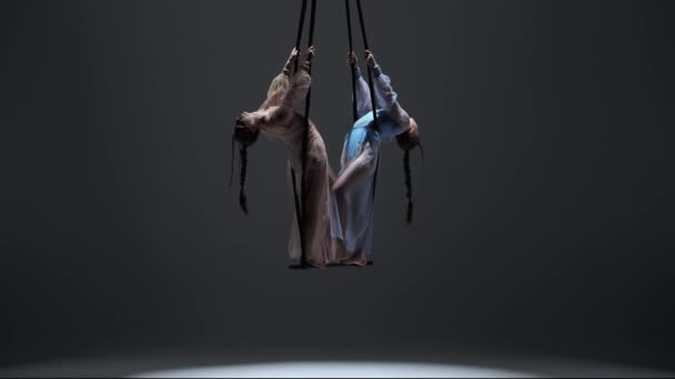 现代编舞和杂技创意广告的概念 女子体操双人隔离在单色工作室背景 女孩们用带着带子的杂技跳空中舞 — 图库视频影像