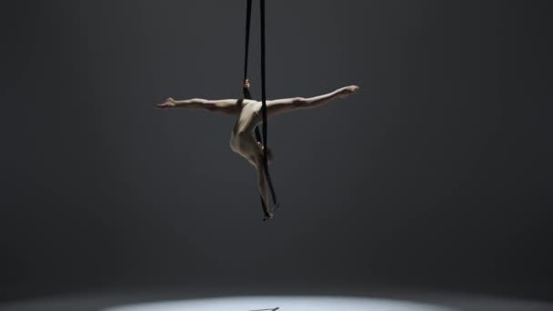 Moderní Choreografie Akrobacie Kreativní Reklamní Koncept Žena Gymnastka Izolované Monochromatické — Stock video