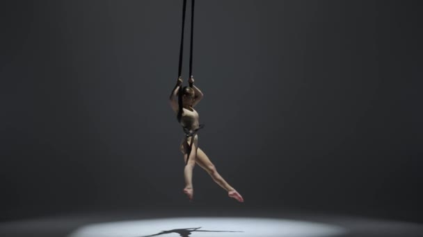 Moderne Choreographie Und Akrobatik Kreatives Werbekonzept Turnerin Isoliert Auf Monochromen — Stockvideo