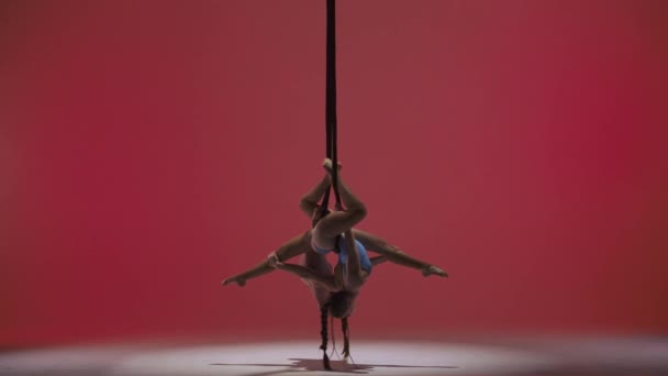 Modern Koreografi Akrobasi Yaratıcı Reklam Konsepti Kırmızı Stüdyo Arka Planında — Stok video