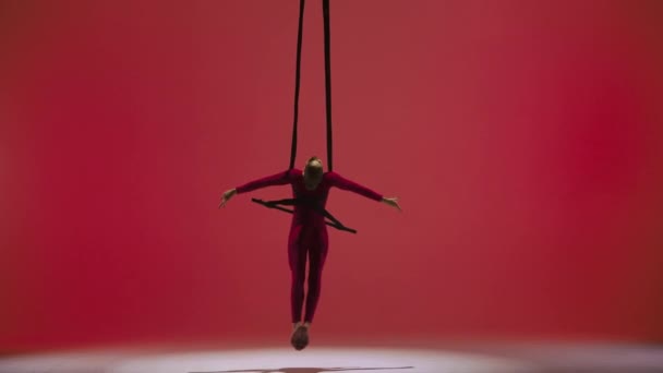 Moderne Choreografie Acrobatiek Creatieve Reclame Concept Vrouwelijke Turnster Geïsoleerd Rode — Stockvideo