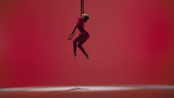 Moderne Choreographie Und Akrobatik Kreatives Werbekonzept Turnerin Isoliert Auf Rotem — Stockvideo
