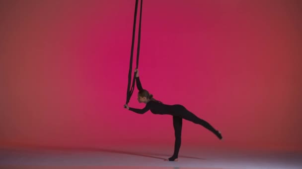 Nowoczesna Choreografia Koncepcja Kreatywnej Reklamy Akrobatycznej Gimnastyczka Odizolowana Różowym Neonowym — Wideo stockowe