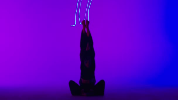 现代编舞和杂技创意广告的概念 女子体操双人隔离在激光蓝色霓虹灯演播室背景 在地板上表演体操的女舞蹈演员 — 图库视频影像