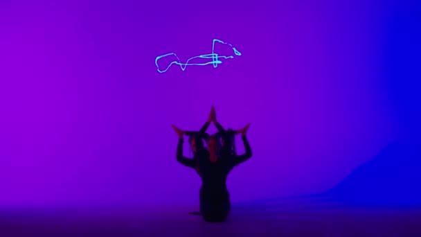 Coreografia Moderna Acrobacias Conceito Publicidade Criativa Trio Ginástica Feminino Isolado — Vídeo de Stock