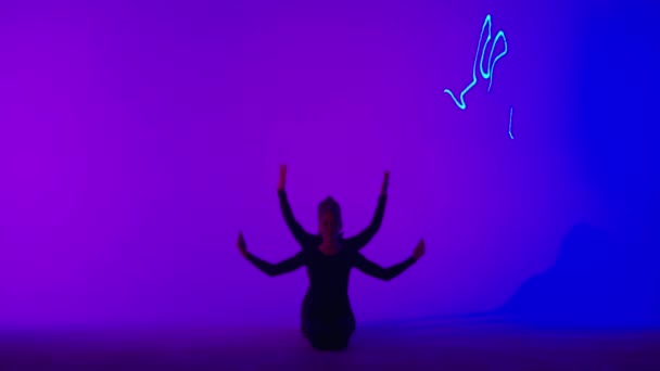 現代の振付とアクロバットクリエイティブ広告コンセプト レーザーブルーネオンスタジオの背景に分離された女性体操トリオ 床に体操の芸術的な要素を示す少女ダンサー — ストック動画