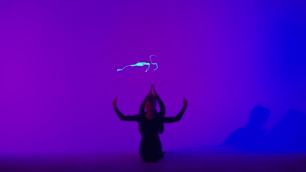 Coreografia Moderna Acrobacias Conceito Publicidade Criativa Trio Ginástica Feminino Isolado — Vídeo de Stock