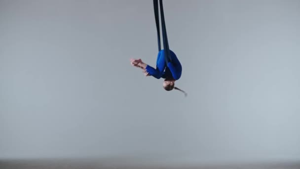 Chorégraphie Moderne Acrobaties Concept Publicitaire Créatif Gymnaste Féminin Isolé Sur — Video