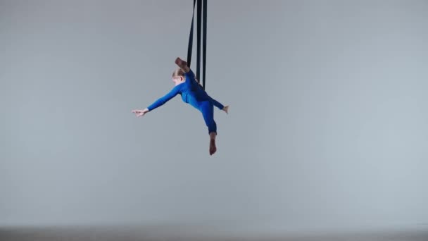 現代の振付とアクロバットクリエイティブ広告コンセプト 白いスタジオの背景に隔離された女性の体操選手 体操ストラップで回転バランスをとる少女空中ダンサー ダンスの要素を示す — ストック動画