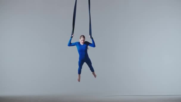 现代编舞和杂技创意广告的概念 女体操运动员在白人背景下被隔离 女子空中舞者在体操带上平衡旋转 展示舞蹈元素 — 图库视频影像