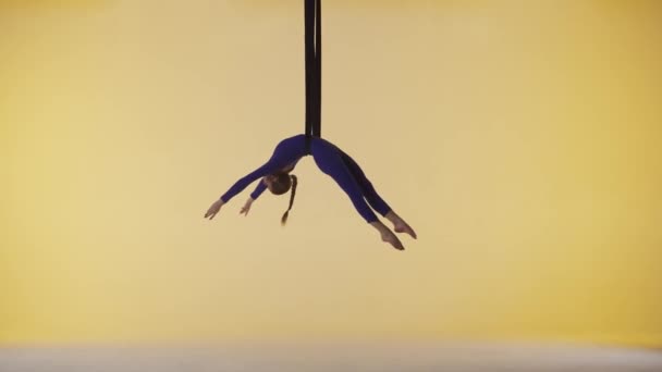 Сучасна Хореографія Акробатика Концепція Креативної Реклами Жінка Гімнастка Ізольована Жовтому — стокове відео