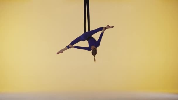 Modern Koreografi Akrobasi Yaratıcı Reklam Konsepti Sarı Stüdyo Arka Planında — Stok video