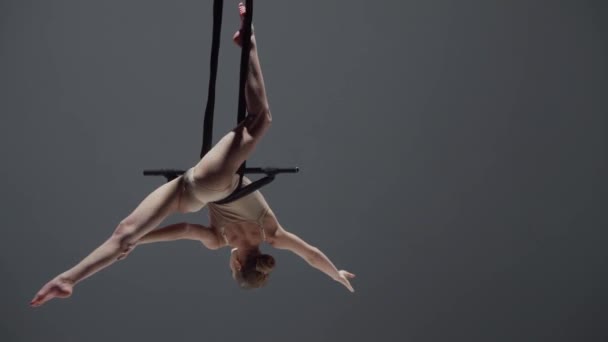 Acrobatics 창조적인 선수는 스튜디오 배경을 클로즈업 Acrobatic Trapeze Straps — 비디오