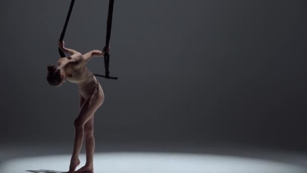 Chorégraphie Moderne Acrobaties Concept Publicitaire Créatif Femme Gymnaste Isolé Fond — Video