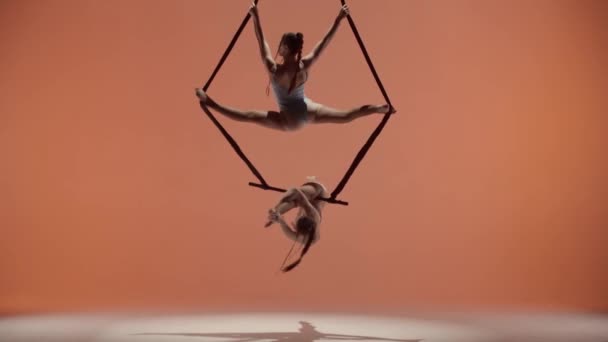 Moderne Choreographie Und Akrobatik Kreatives Werbekonzept Frauengymnastik Duett Isoliert Auf — Stockvideo