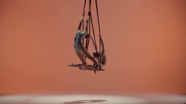 Coreografia Moderna Acrobacias Conceito Publicidade Criativa Dueto Ginástico Feminino Isolado — Vídeo de Stock