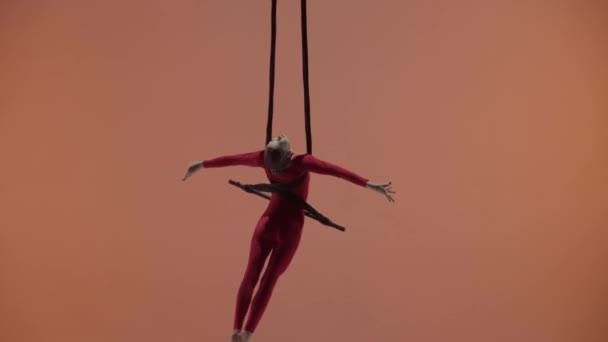 Moderne Choreographie Und Akrobatik Kreatives Werbekonzept Turnerin Isoliert Auf Orangefarbenem — Stockvideo