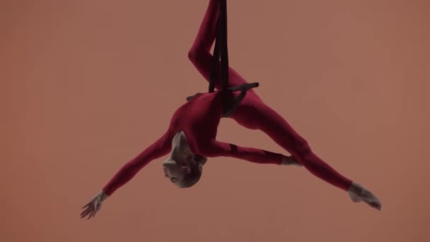 Сучасна Хореографія Акробатика Концепція Креативної Реклами Жінка Гімнастка Ізольована Помаранчевому — стокове відео