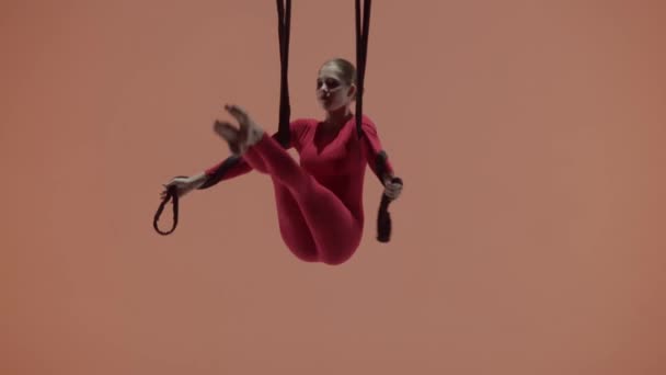 Moderne Choreografie Acrobatiek Creatieve Reclame Concept Vrouwelijke Turnster Geïsoleerd Oranje — Stockvideo