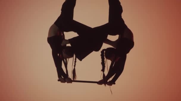 Chorégraphie Moderne Acrobaties Concept Publicitaire Créatif Duo Gymnastique Féminin Isolé — Video