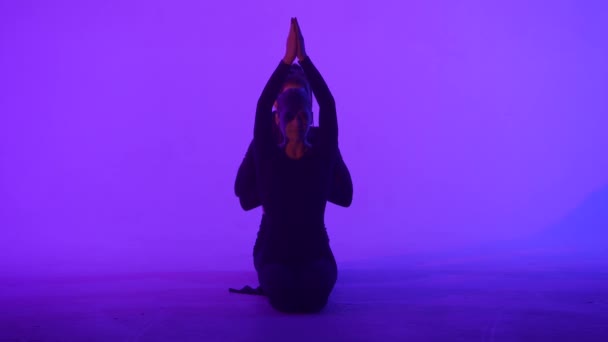 現代の振付とアクロバットクリエイティブ広告コンセプト レーザーブルーネオンスタジオの背景に分離された女性体操トリオ 床に体操の芸術的な要素を示す少女ダンサー — ストック動画