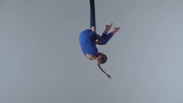 Modern Koreografi Och Akrobatik Kreativ Reklam Koncept Kvinnlig Gymnast Isolerad Stockvideo