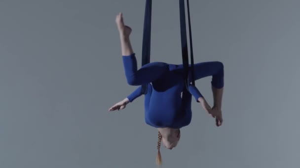 Moderne Choreografie Acrobatiek Creatieve Reclame Concept Vrouwelijke Turnster Geïsoleerd Witte — Stockvideo