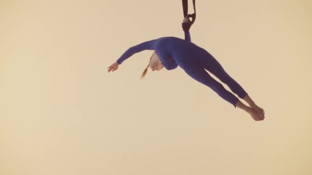 Nowoczesna Choreografia Koncepcja Kreatywnej Reklamy Akrobatycznej Gimnastyczka Odizolowana Żółtym Tle — Wideo stockowe