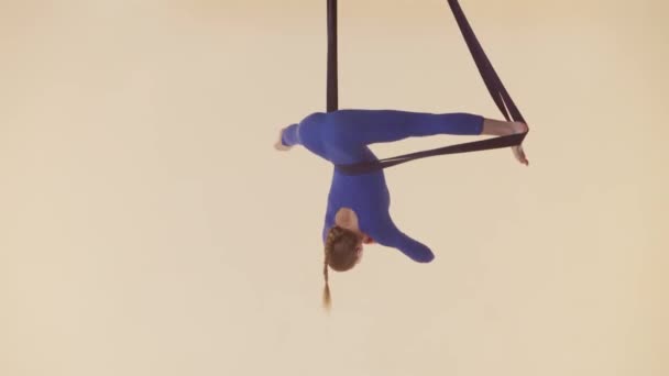 Moderne Choreografie Acrobatiek Creatieve Reclame Concept Vrouwelijke Turnster Geïsoleerd Gele — Stockvideo