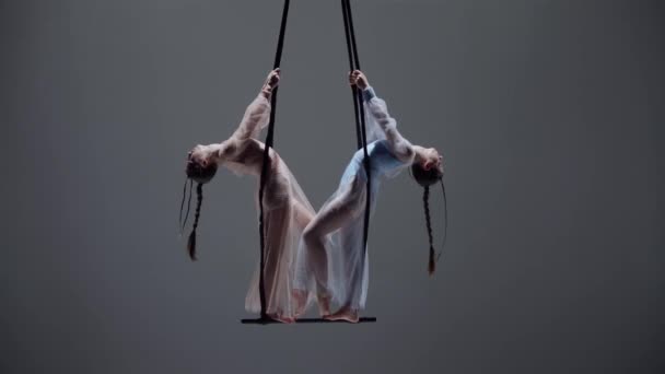 Moderne Choreografie Acrobatiek Creatieve Reclame Concept Vrouwelijke Gymnastiek Duo Geïsoleerd — Stockvideo