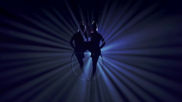Acrobatics 창조적인 스포트라이트와 연기가있는 검은색 배경에 스트랩과 반지에 요소를 보여주는 — 비디오