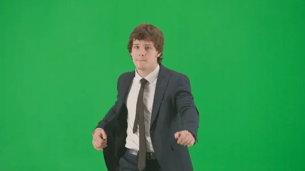 现代商人创意广告的概念 色键绿色屏风背景上的男模肖像 穿着时髦服装的时髦年轻商人在跳舞 — 图库照片