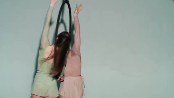 Acrobatics 창조적인 스튜디오 배경에 체육관 보여주는 아크로바틱 스트랩 — 비디오
