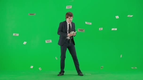 现代商人创意广告的概念 彩色键绿色荧幕上的男模肖像 穿着西装跳舞的年轻商人把钱抛向空中 慢动作 — 图库视频影像
