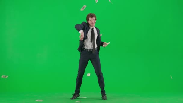 现代商人创意广告的概念 彩色键绿色荧幕上的男模肖像 穿西装的年轻商人走起路来 把钱扔到空中跳舞 慢动作 — 图库视频影像