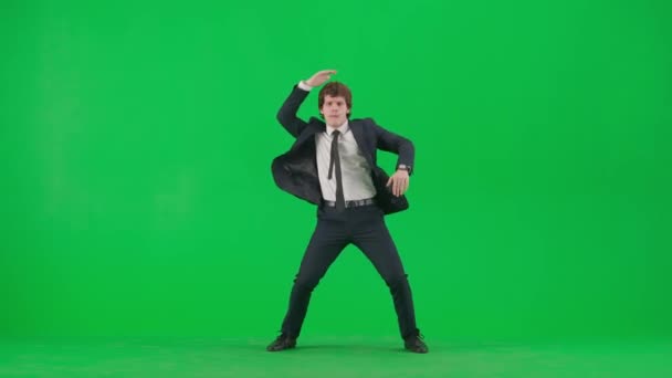 現代のビジネスマンクリエイティブ広告コンセプト クロマキーグリーンスクリーンのスーツの男性モデルの肖像画 カメラで面白いディスコダンスを踊るトレンディなスーツのハンサムな若いビジネスマン — ストック動画