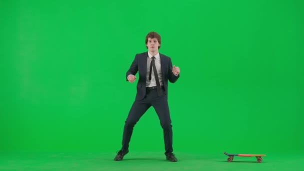 現代のビジネスマンクリエイティブ広告コンセプト クロマキーグリーンスクリーンのスーツの男性モデルの肖像画 スケートボードやダンスでスライディングに乗るトレンディなスーツのハンサムな若いビジネスマン — ストック動画