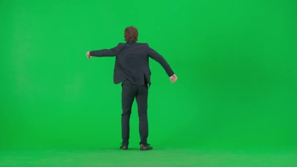 現代のビジネスマンクリエイティブ広告コンセプト クロマキーグリーンスクリーンのスーツの男性モデルの肖像画 カメラで背中と踊るトレンディなスーツのハンサムな若いビジネスマン — ストック動画