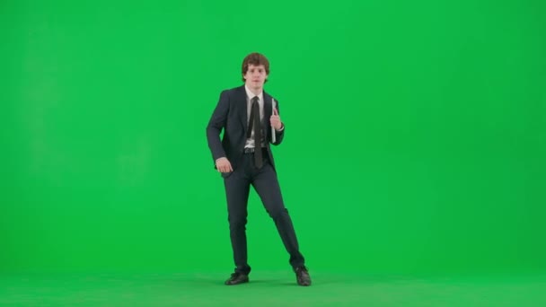 现代商人创意广告的概念 彩色键绿色荧幕上的男模肖像 漂亮的年轻商人 穿着时髦西装 拿着文件夹 环顾四周 开始跳舞 — 图库视频影像