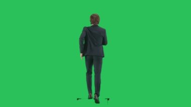 Modern iş adamı yaratıcı reklam konsepti. Krom anahtar yeşil ekranda izole edilmiş takım elbiseli erkek modelin arka planı. Takım elbiseli genç işadamı hızlı koşuyor..