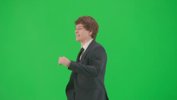 现代商人创意广告的概念 色键绿色屏风背景上的男模肖像 穿着时髦西装的时髦年轻商人在镜头前走来走去 — 图库视频影像
