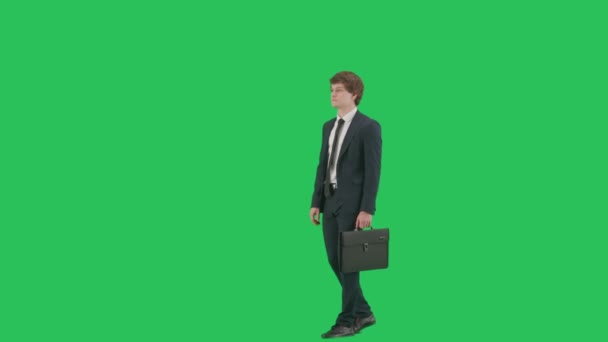现代商人创意广告的概念 色键绿色屏风背景上的男模肖像 侧面看 穿着时髦西服 提着公文包散步的友善商人 — 图库视频影像