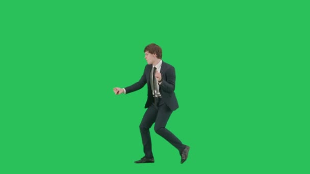 現代のビジネスマンクリエイティブ広告コンセプト クロマキーグリーンスクリーンの背景に隔離されたスーツの男性モデルのプロフィールビュー ポジティブな若いビジネスマン ブルースーツウォーキング 面白い動きを作る — ストック動画