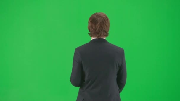 现代商人创意广告的概念 色键绿色屏风背景上的男模肖像 穿着时髦西服的时髦年轻商人走路和跳舞 — 图库视频影像