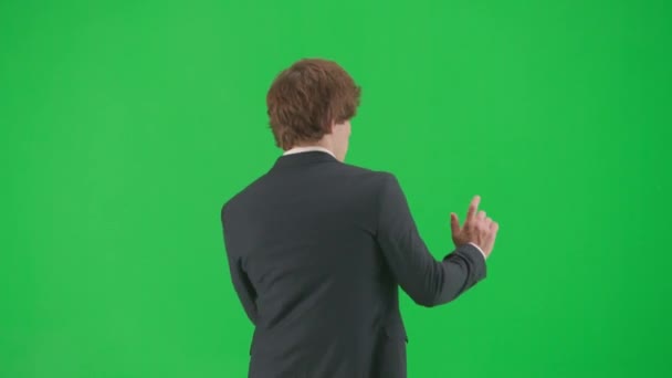 现代商人的概念 男模西服 隔离在绿色的屏幕背景与着色键 一位身穿西装的年轻商人办公室职员走着 把手指指向两边 — 图库视频影像