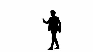 Modern iş adamı yaratıcı reklam konsepti. Stüdyodaki erkek model alfa kanallı beyaz arka planda izole edilmiş. Kulaklıklı, akıllı telefon dansı yapan iş adamının silueti.