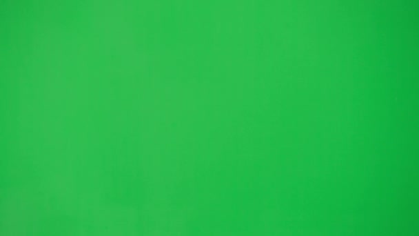 現代のビジネスマンクリエイティブ広告コンセプト クロマキーの緑色の背景に隔離されたスーツの男性モデルの肖像画 クローズアップショット若いビジネスマンスーツでスマートフォンをチェックして実行 — ストック動画