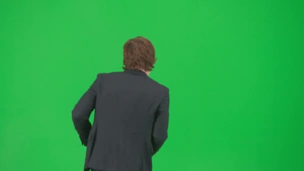 现代商人创意广告的概念 彩色键绿色荧幕上的男模肖像 穿着时髦服装的年轻貌美的商人跳着滑稽迪斯科舞 — 图库视频影像
