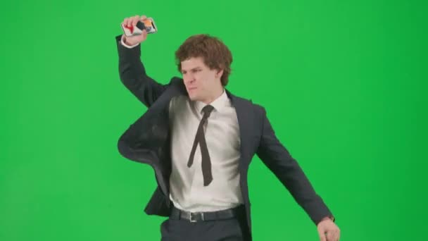 Modern Adamı Yaratıcı Reklam Konsepti Krom Anahtar Yeşil Ekranda Erkek — Stok video